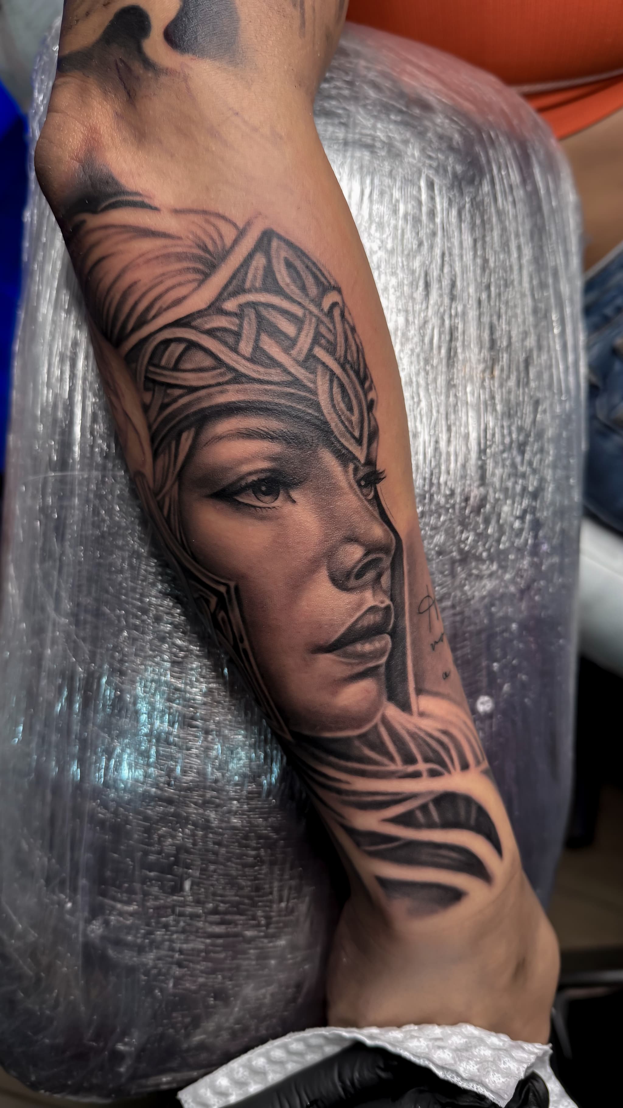 Retrato realista con corona ornamental