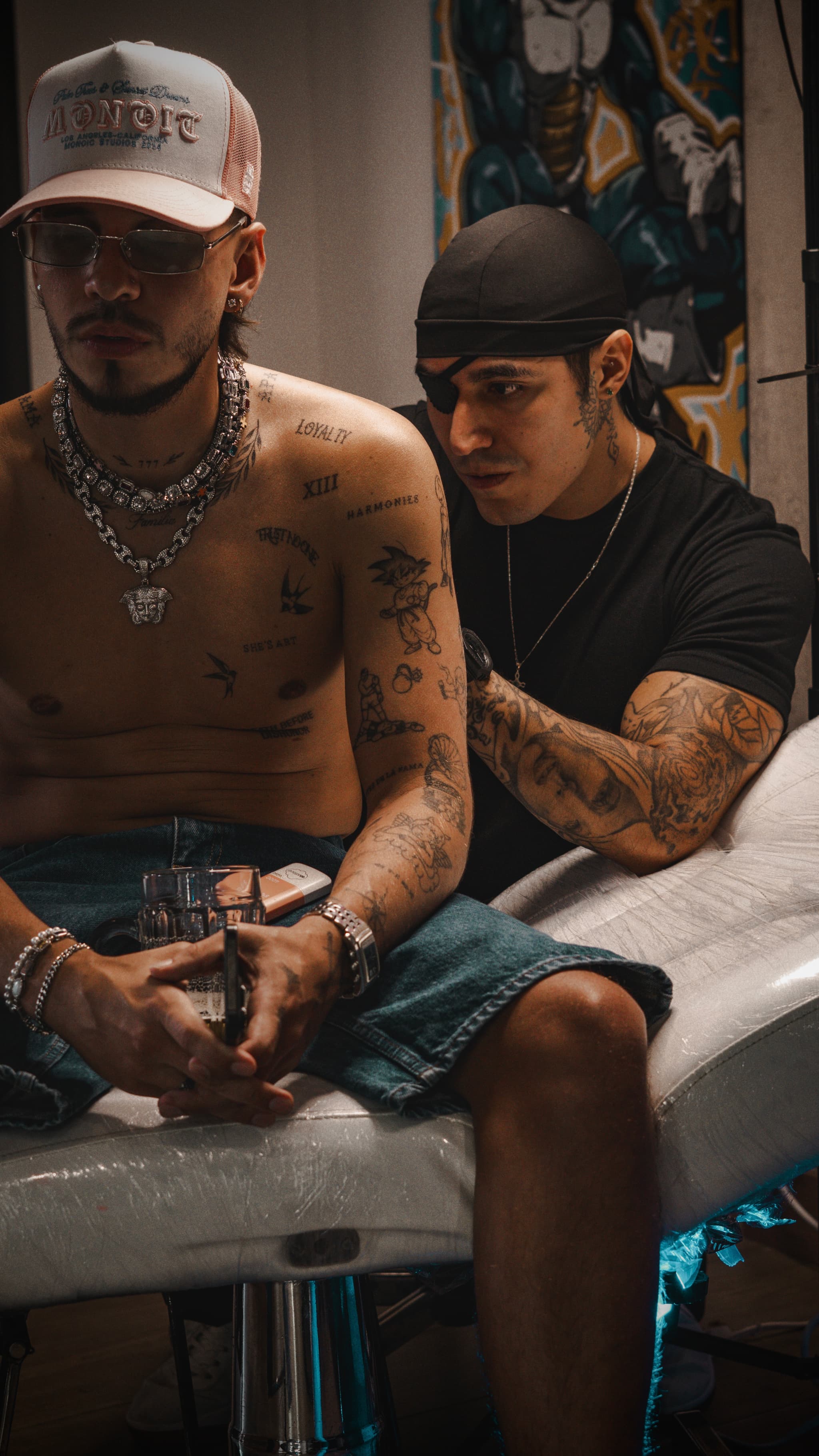 Sesión de tatuaje en estudio